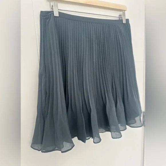 Club Monaco Pleated Mini Skirt Blue Depths Size 10 NWT A-Line Recycled Polyester - Picture 4 of 8